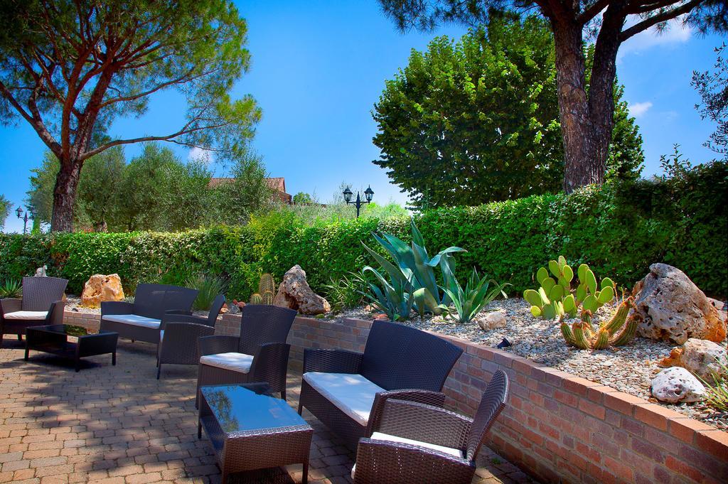 Borgo Tre Rose Hotel Valiano ภายนอก รูปภาพ