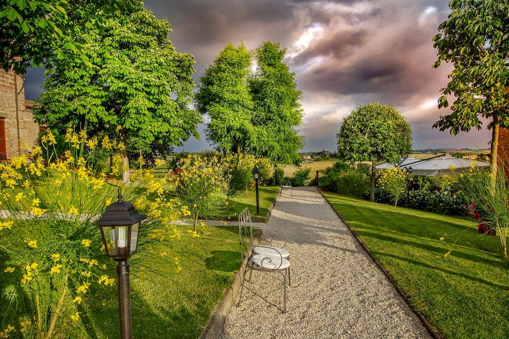 Borgo Tre Rose Hotel Valiano ภายนอก รูปภาพ