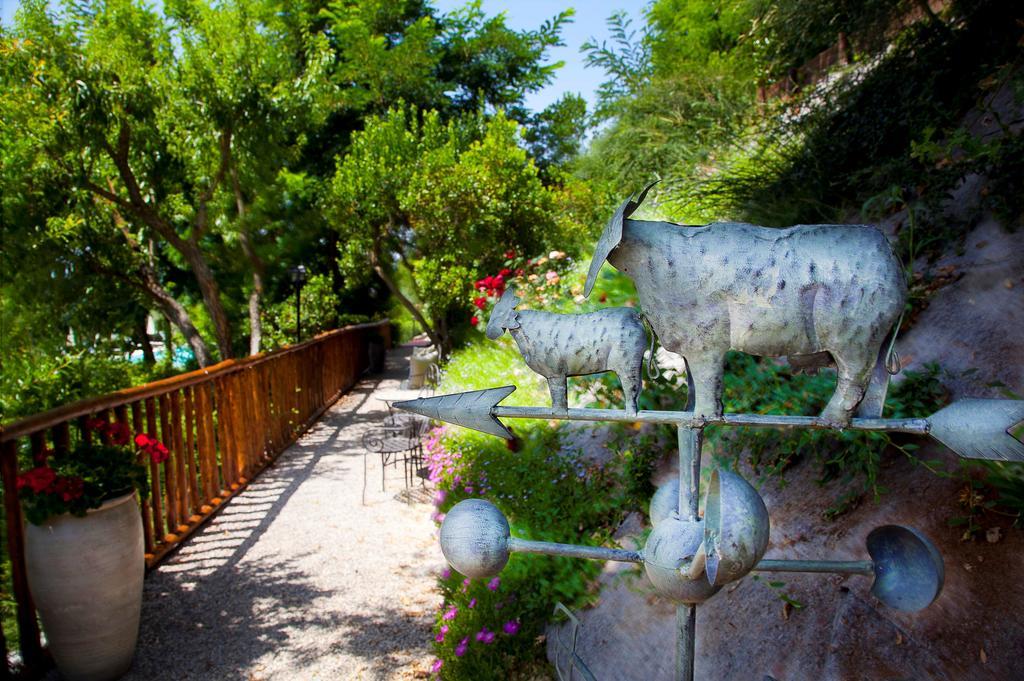 Borgo Tre Rose Hotel Valiano ภายนอก รูปภาพ