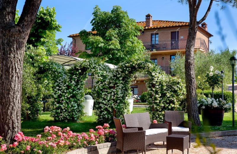 Borgo Tre Rose Hotel Valiano ภายนอก รูปภาพ